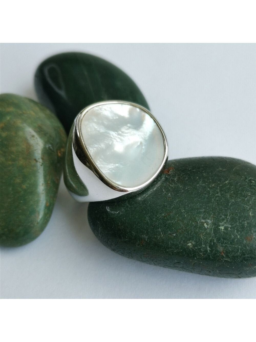 Mother of pearl Modernist ring signet style Size 9 🆕